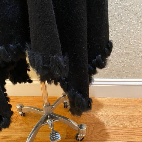 Jones NY Black boucle wool poncho with angora trim - Picture 7 of 13